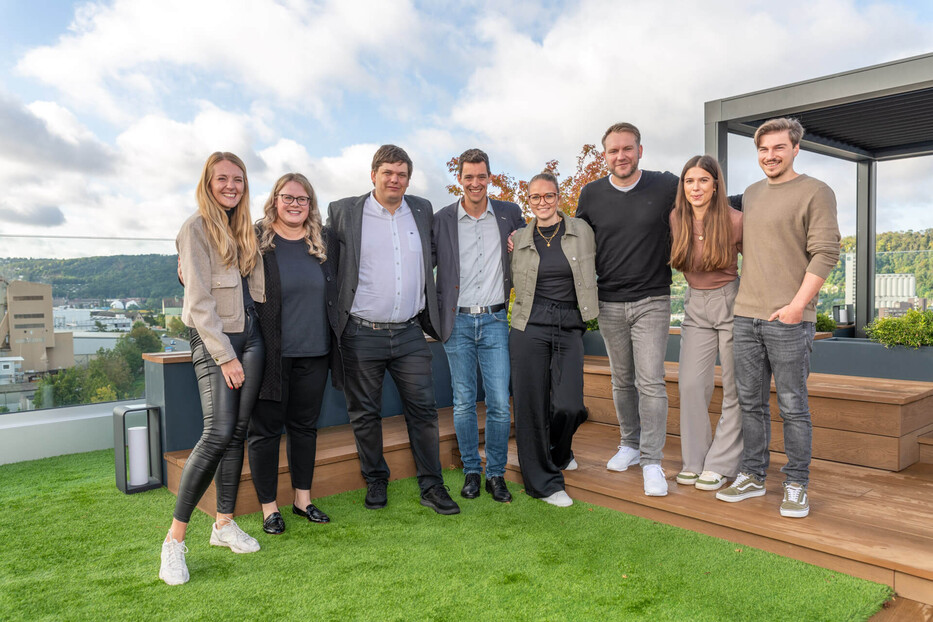 Kleingruppe des zweiten Jahrgangs TopTalents gemeinsam beim Kick-off auf der Terrasse.